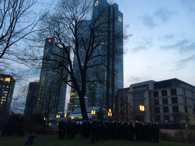 En fin de journée à Francfort, au pied du siège de la Deutsche Bank. En fin de journée à Francfort, au pied du siège de la Deutsche Bank.